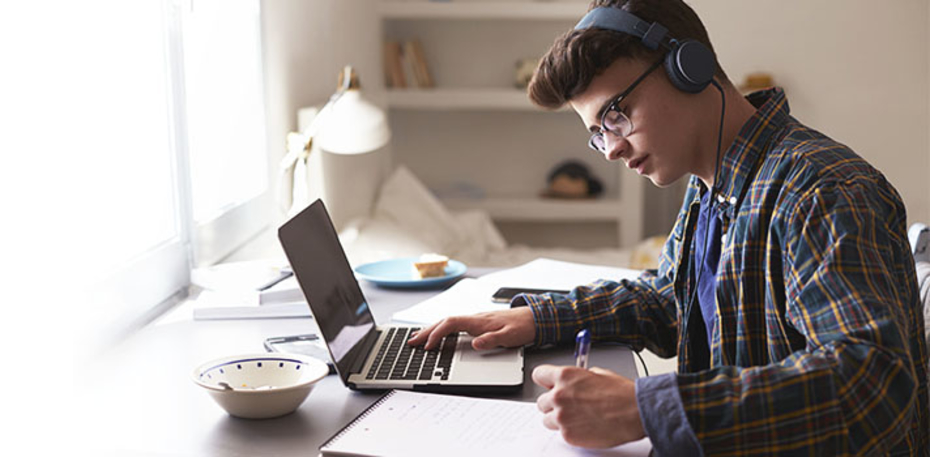 Cómo mejorar tu inglés desde casa: consejos de expertos de Cambridge para Reading y Listening