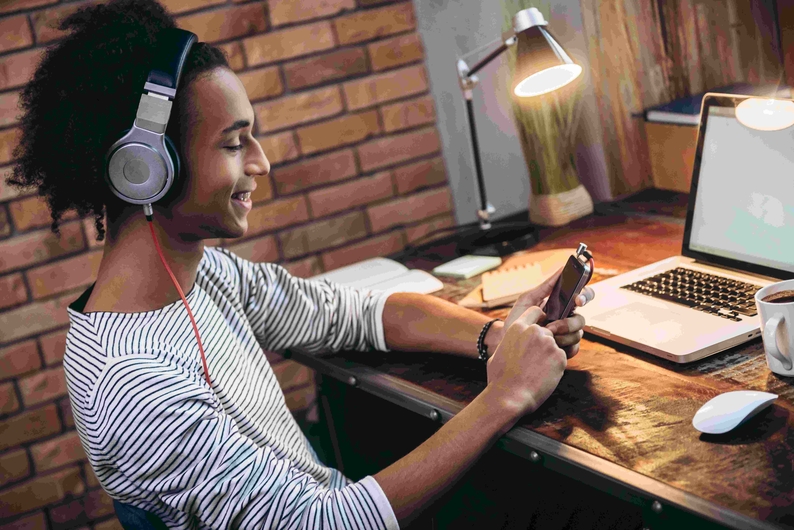 Ponte una buena lista de música y ¡dile adiós al estrés laboral!