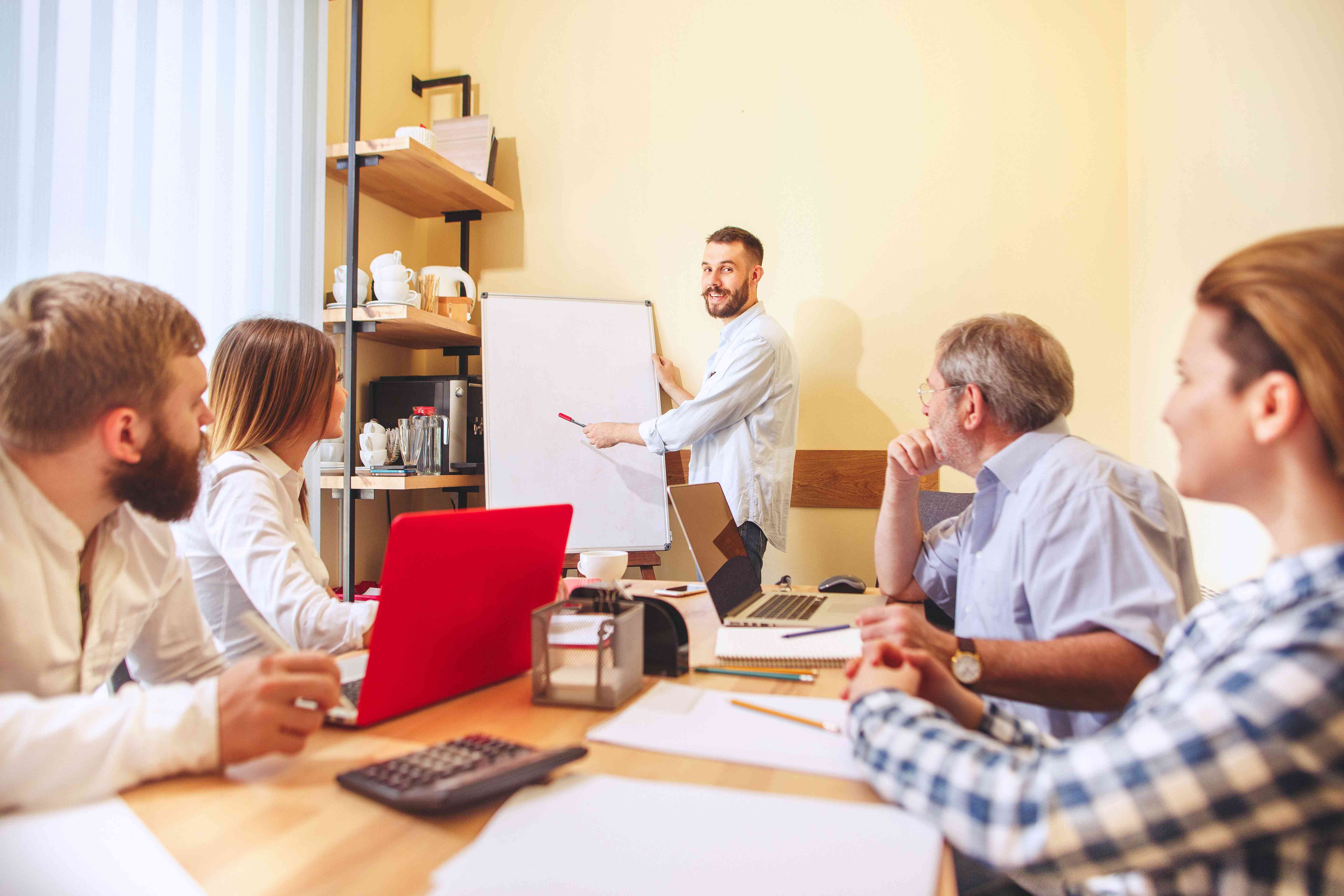 Las competencias clave que todo trabajador necesita para destacar y crecer en su carrera